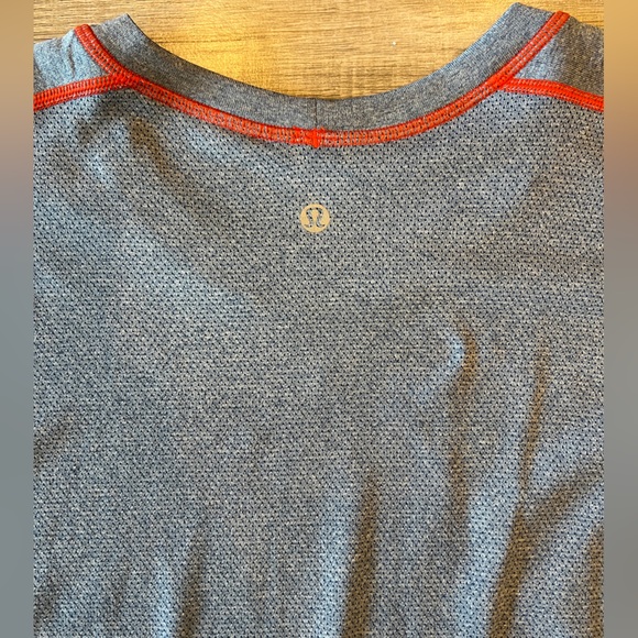Lululemon Men Long Sleeve Shirt! Size XL! Like New Condition! Only worn once! - Picture 3 of 8